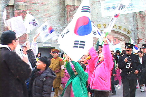 서대문형무소 정문앞에서 만세를 외치는 시위대. 어린 학생들이 열정적으로 만세를 외쳤다. 